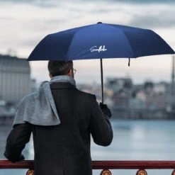 Sunflake Stormparaplu Opvouwbaar - Stormbestendig Tot 140km/u - Automatisch Uitklapbaar - Incl. Beschermhoes En Reisetui - Blauw 15 Sunflake Stormparaplu Opvouwbaar - Stormbestendig Tot 140km/u - Automatisch Uitklapbaar - Incl. Beschermhoes En Reisetui - Blauw -Regenjassenwinkel 1200x1200 103