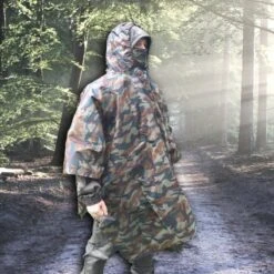 Regenponcho / Fietsponcho Herbruikbaar Voor Volwassenen ( Dames En Heren ) - 200x110cm - 100% Ripstop Polyester - Camouflage -Regenjassenwinkel 1200x1200 359
