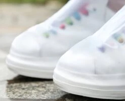 Unisex Waterdichte Overschoenen Met Rits En Aantrekkoord - Maat L 37/38 - Herbruikbaar – Transparant - Anti Slip Regen Overschoen - Schoenhoesjes - Waterdichte Schoenbeschermers - Regenhoes – Schoenovertek - Regenlaarzen -Regenjassenwinkel 1200x975