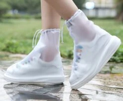 Unisex Waterdichte Overschoenen Met Rits En Aantrekkoord - Maat L 37/38 - Herbruikbaar – Transparant - Anti Slip Regen Overschoen - Schoenhoesjes - Waterdichte Schoenbeschermers - Regenhoes – Schoenovertek - Regenlaarzen -Regenjassenwinkel 1200x984 1