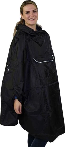 BJØRNSON Haps Regenponcho Fiets Dames & Heren - Fietsponcho - Zwart 28 BJØRNSON Haps Regenponcho Fiets Dames & Heren - Fietsponcho - Zwart -Regenjassenwinkel 531x1200 4