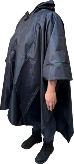 Regenponcho / Fietsponcho Herbruikbaar Voor Volwassenen ( Dames En Heren ) - 200x110cm - 100% Ripstop Polyester - Zwart 15 Regenponcho / Fietsponcho Herbruikbaar Voor Volwassenen ( Dames En Heren ) - 200x110cm - 100% Ripstop Polyester - Zwart -Regenjassenwinkel 542x1200 1