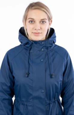 Ralka Regenjas Dames - Mizzle - Marine - Maat 36 -Regenjassenwinkel 778x1200 1