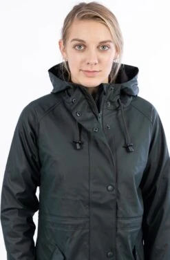 Ralka Regenjas Dames - Mizzle - Donkergroen - Maat 42 -Regenjassenwinkel 788x1200 1