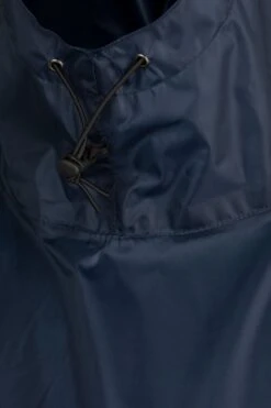 BJØRNSON Haps Regenponcho Fiets Dames & Heren - Fietsponcho - Donkerblauw 22 BJØRNSON Haps Regenponcho Fiets Dames & Heren - Fietsponcho - Donkerblauw -Regenjassenwinkel 799x1200 15