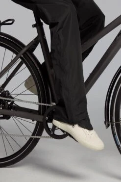 Basil Hoga Regenbroek Unisex - Zwart - Maat M 25 Basil Hoga Regenbroek Unisex - Zwart - Maat M -Regenjassenwinkel 800x1200 23