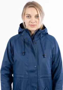 Ralka Regenjas Dames - Mizzle - Marine - Maat 36 -Regenjassenwinkel 843x1200 1