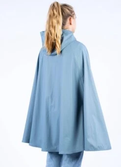 Ralka Regenponcho Senior - Sizzle - Blauw - L/XL -Regenjassenwinkel 870x1200 1