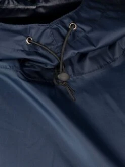 BJØRNSON Haps Regenponcho Fiets Dames & Heren - Fietsponcho - Donkerblauw 25 BJØRNSON Haps Regenponcho Fiets Dames & Heren - Fietsponcho - Donkerblauw -Regenjassenwinkel 900x1200 95