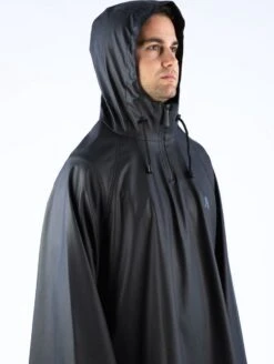 Ralka Regenponcho Senior - Sizzle - Zwart - L/XL 14 Ralka Regenponcho Senior - Sizzle - Zwart - L/XL -Regenjassenwinkel 903x1200 1