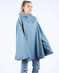 Ralka Regenponcho Senior - Sizzle - Blauw - L/XL -Regenjassenwinkel 958x1200 2